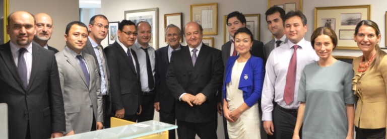 Spring 12 Fellows with Hernando de Soto Spring 12 Fellows with Hernando de Soto